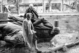 Photo | Zdjęcie: Kobiety przy obalonym pomniku cesarza Wilhelma I | Women on the collapsed Monument of